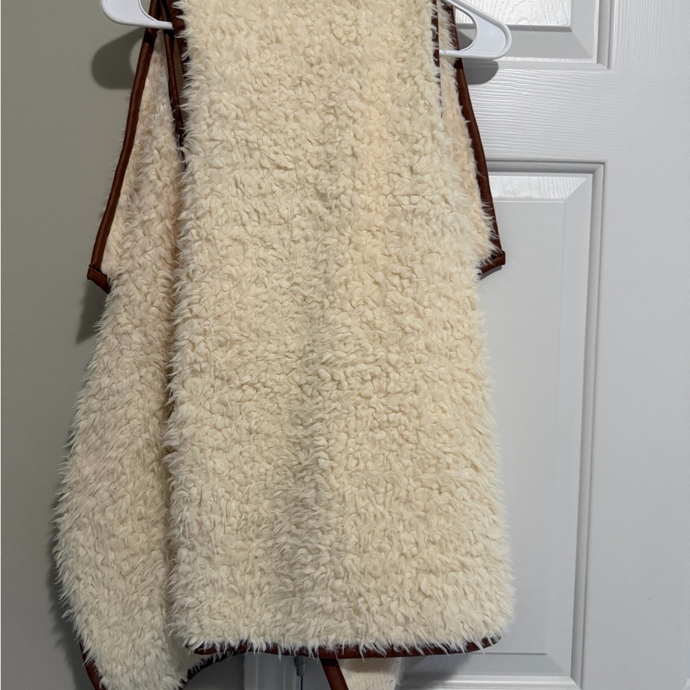 Elegant Cream Women's Vest with Brown Trim - Picture 5 of 7